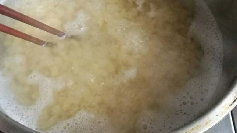 意式番茄蘑菇通心粉,把通心粉在锅里煮开，第一次煮开后加冷水一碗继续煮，并用筷子搅拌防止粘锅底。