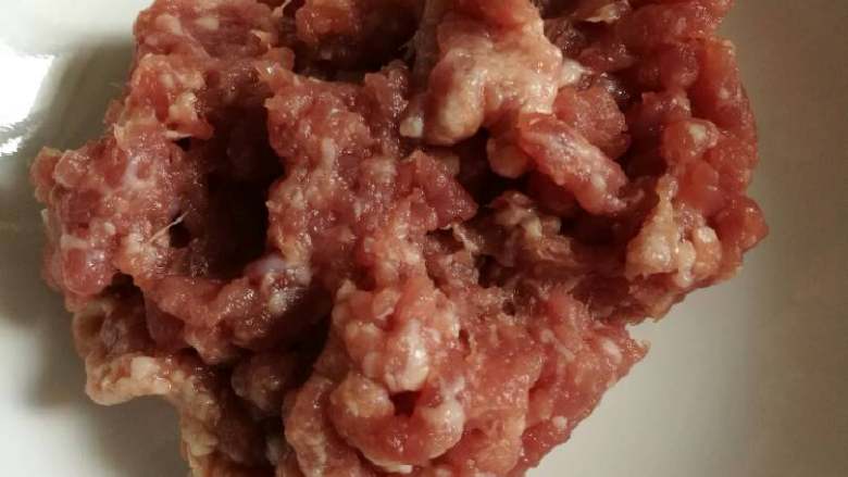 意式番茄蘑菇通心粉,牛肉肉糜加少量盐抓匀待用（其实可以不放肉糜，因为正好冰箱里有，吃货又是食肉族）