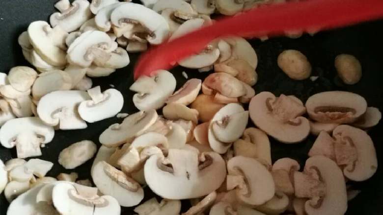 意式番茄蘑菇通心粉,锅内加油热后，先煸炒蘑菇。