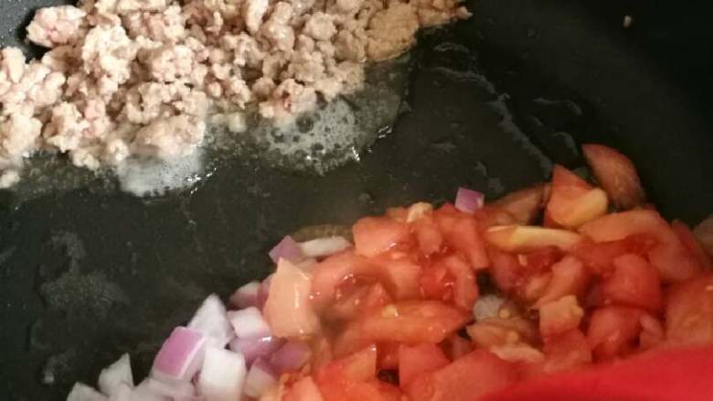 意式番茄蘑菇通心粉,肉糜变色后可以盛出，也可拨到一边再下番茄洋葱丁炒（最好把肉糜盛出，用黄油炒洋葱丁味更香）