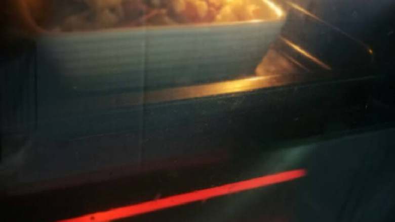 意式番茄蘑菇通心粉,烤箱220℃预热后放入，上层烤10分钟左右，芝士融化即可