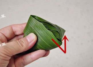 经典四角粽子包法详解，长寿米粽子 ,再将余下的苇叶延着粽型折起即可。