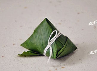 经典四角粽子包法详解，长寿米粽子 ,最后用棉绳拦腰缠紧，捆扎结实即可。
