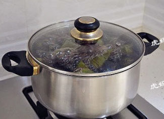 经典四角粽子包法详解，长寿米粽子 ,加盖，大火煮，开锅后转中火煮1个小时左右，再转最小火焖，让锅内微微保持沸腾状态，还不外溢最好。