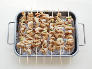 脆皮大肠,将大肠架在烤盘上或烤网上，表面刷一层烤汁；