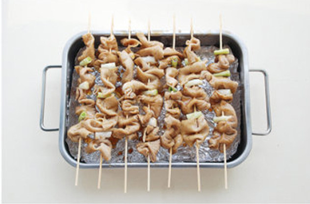 脆皮大肠,将大肠架在烤盘上或烤网上，表面刷一层烤汁；