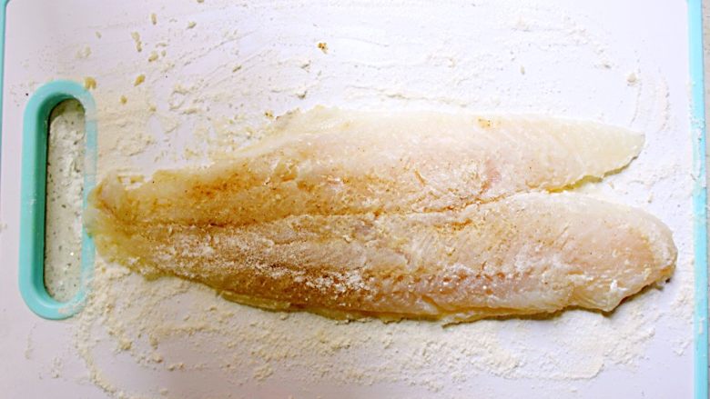 沙巴鱼的舞蹈,将鱼肉两面都洒上涂抹干面粉