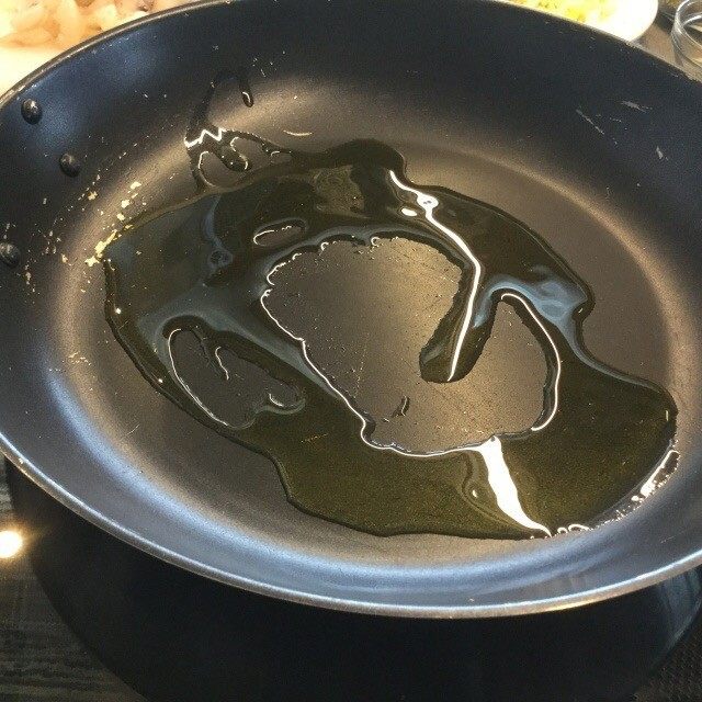 西班牙莎莎酱配酿鱿鱼,热锅，倒入1汤匙的橄榄油，热油