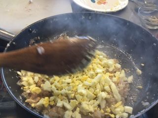 西班牙莎莎酱配酿鱿鱼,倒入鸡蛋碎翻炒