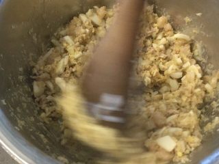 西班牙莎莎酱配酿鱿鱼,将所有炒制好的馅料倒入料理盆中，加入3汤匙的面包糠，拌匀