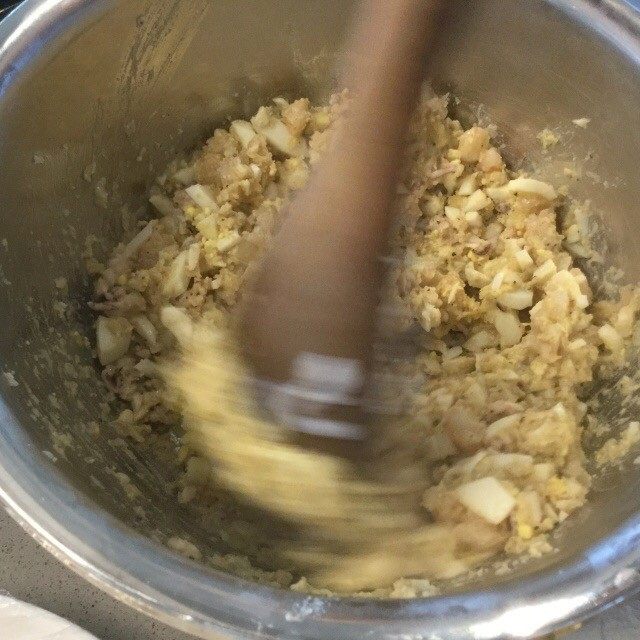 西班牙莎莎酱配酿鱿鱼,将所有炒制好的馅料倒入料理盆中，加入3汤匙的面包糠，拌匀
