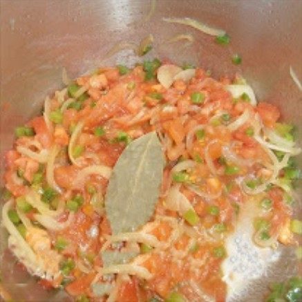 西班牙莎莎酱配酿鱿鱼,加入香叶和干欧芹碎