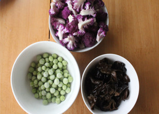 【素炒紫菜花】菜花界颜值第一担当 ,木耳提前泡发，菜花拆小朵清洗干净。