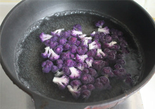 【素炒紫菜花】菜花界颜值第一担当 ,水烧开放入紫菜花焯烫2分钟。