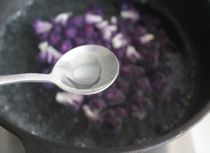 【素炒紫菜花】菜花界颜值第一担当 ,焯菜花的时候，放入一点白醋，这样煮出来的菜花颜色漂亮，不会氧化变色。