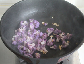 【素炒紫菜花】菜花界颜值第一担当 ,放入焯好的菜花，煸炒，多炒一会，炒干些水汽，会比较好吃。