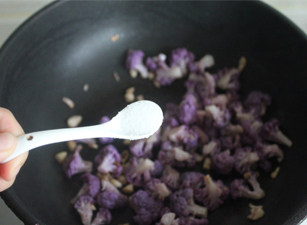 【素炒紫菜花】菜花界颜值第一担当 ,放入一小勺盐调味，炒均。