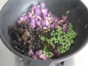 【素炒紫菜花】菜花界颜值第一担当 ,放入木耳和豌豆炒均。