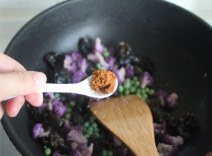 【素炒紫菜花】菜花界颜值第一担当 ,放入鸡精调味，炒均即可出锅。