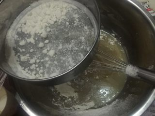 莲蓉蛋黄月饼,#将低筋面粉分3次过筛，筛入刚刚拌好的溶液中#
