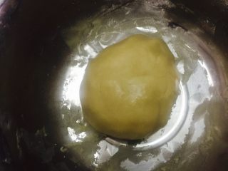 莲蓉蛋黄月饼,#搅拌至图中这种可以看见油亮光，用保鲜膜包好放入冰箱冷藏一小时#