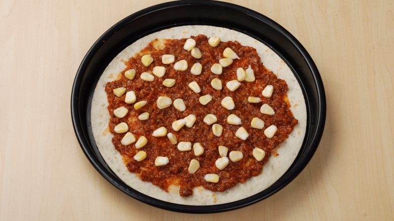 意大利肉酱缤纷薄脆披萨,撒上玉米粒