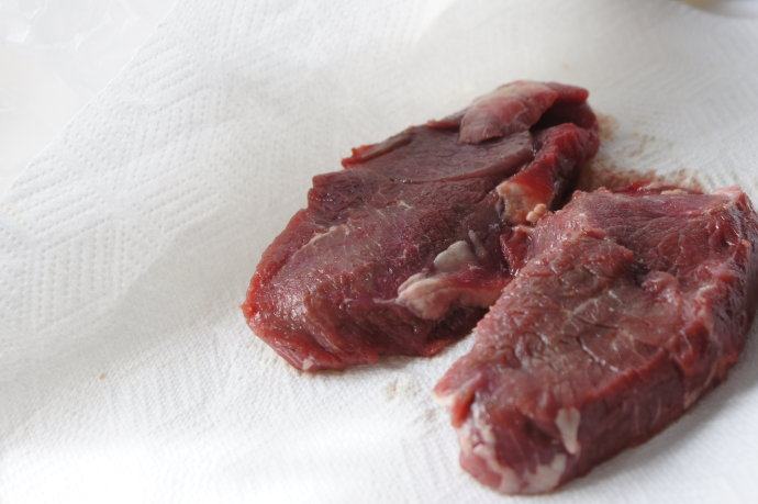 辣烤羊肉串嘞~~~~~~,用厨房纸将羊排表面的血水吸干净，切成两厘米的块状。