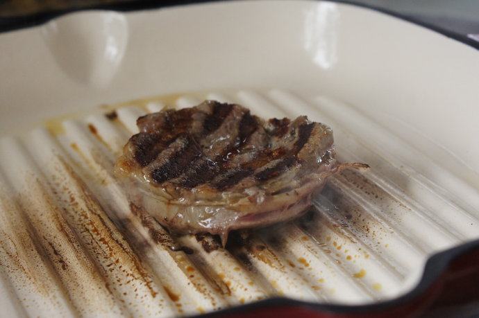 基础牛排——新西兰安格斯肉眼牛排,出锅后静置10分钟左右再食用。