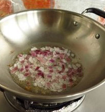 柔韧醇香的晋北砂锅莜面鱼鱼 ,炒锅倒入适量油，放入洋葱碎煸香。