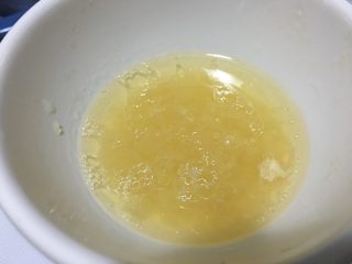 「吃货久久」香气四溢的葱油鸡,盘子里的汤汁不全到了 留一点倒在之前的蒜泥碗里