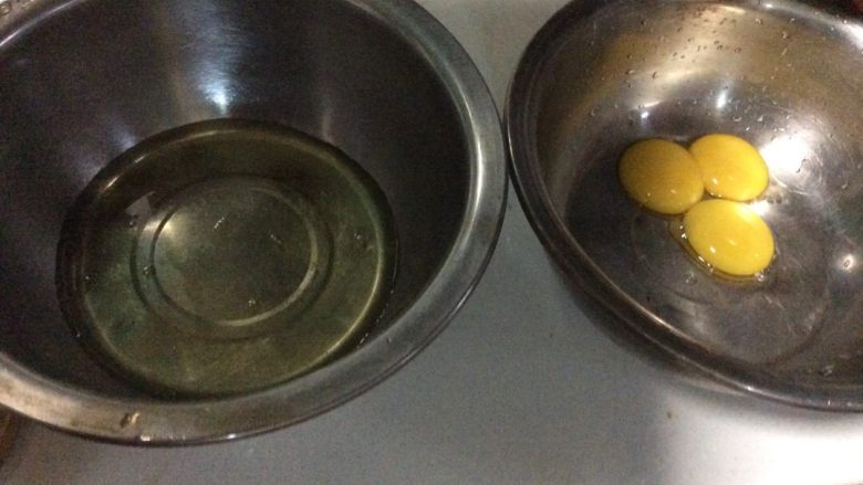 柠香西柚戚风蛋糕,蛋白和蛋清分离。