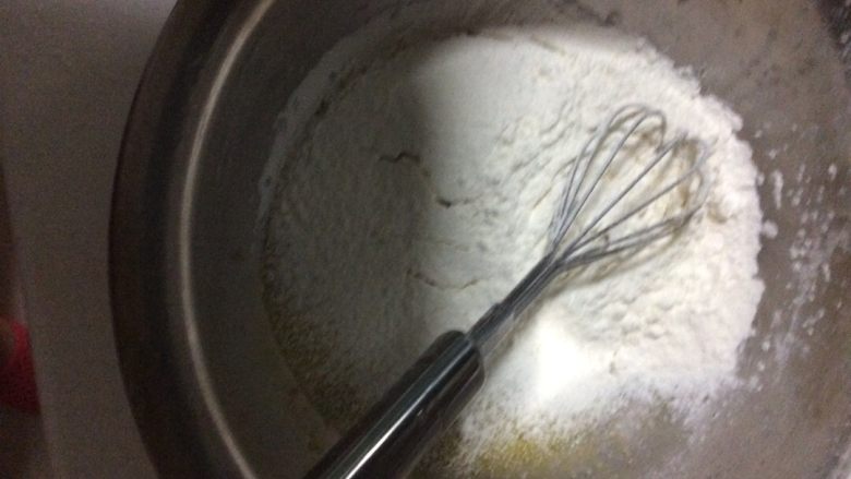 柠香西柚戚风蛋糕,筛入低粉。