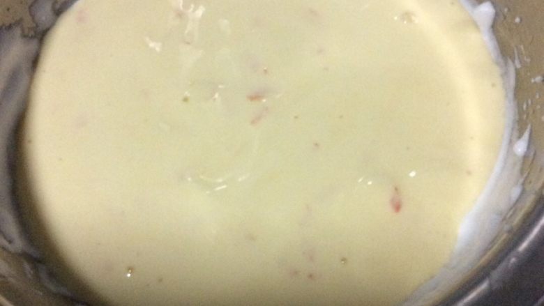 柠香西柚戚风蛋糕,用切拌的手法拌好后，倒入剩下的蛋白中。