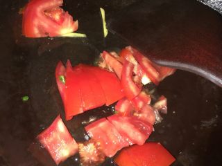 番茄榨菜蛋花汤,放入姜丝、番茄小丁炒成十成熟出浓汁儿