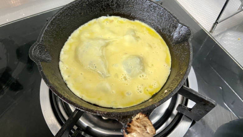海鲜小馄饨➕鲜虾玉米猪肉馄饨,鸡蛋打散，加入少许盐少许水淀粉，平底锅加热加入蛋液摊成薄蛋皮