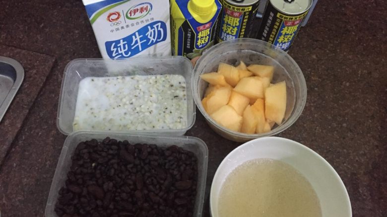 椰汁西米红豆奶-清补凉系列,材料如上：