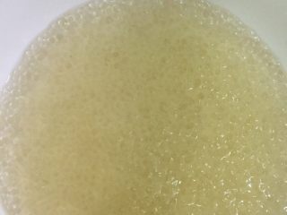 椰汁西米红豆奶-清补凉系列,西米露用开水煮透，过冷水备用。