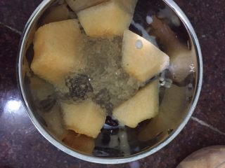 椰汁西米红豆奶-清补凉系列,依次放红豆、大红豆、薏仁、西米露和哈密瓜。