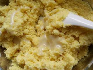 绿豆冰糕#夏天的味道#,在过筛好的绿豆蓉里加入炼奶，白砂糖拌均匀，带上手套捏成团