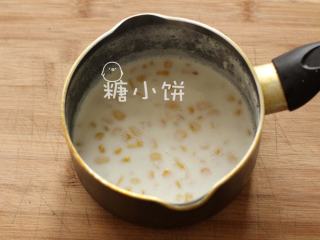 玉米浓汤,玉米粒不需要解冻，加牛奶煮沸2-3分钟