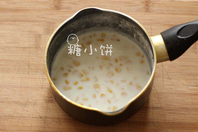 玉米浓汤,玉米粒不需要解冻，加牛奶煮沸2-3分钟