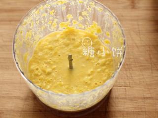 玉米浓汤,加奶油搅匀后放入搅拌机中打碎
