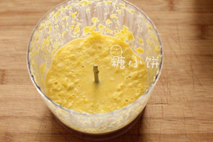 玉米浓汤,加奶油搅匀后放入搅拌机中打碎