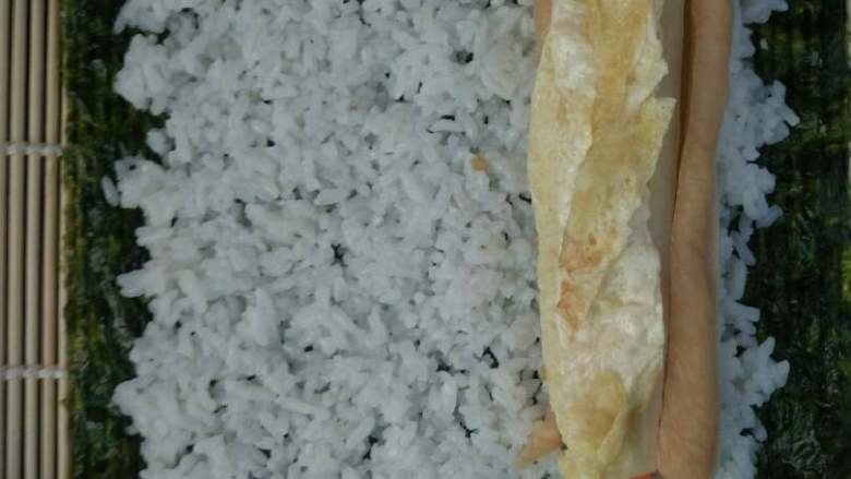 普通寿司,铺好米饭后摆放材料。