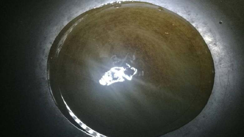 剁椒鱼头,同时另取油锅，倒入橄榄油至油温80度左右。