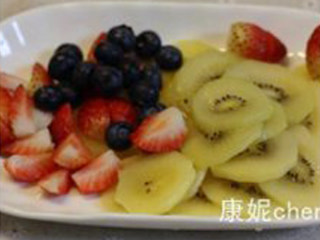 【水果拿破仑】,准备好水果：奇异果切薄皮，部分草莓切小块，所有水果沥干水分待用。