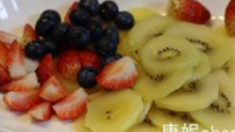 【水果拿破仑】,准备好水果：奇异果切薄皮，部分<a style='color:red;display:inline-block;' href='/shicai/ 592'>草莓</a>切小块，所有水果沥干水分待用。