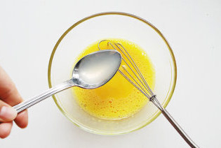 做一碗有回忆的蒸蛋【松露酱配海鲜蒸蛋】 ,加入冷却的100m海鲜l汤汁，充分搅匀。