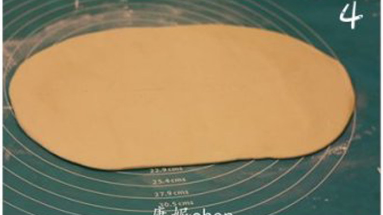 法式酥皮,将冰箱里取出的面团从十字切口的地方向四周擀平，把面团擀成黄油的2-3倍。
