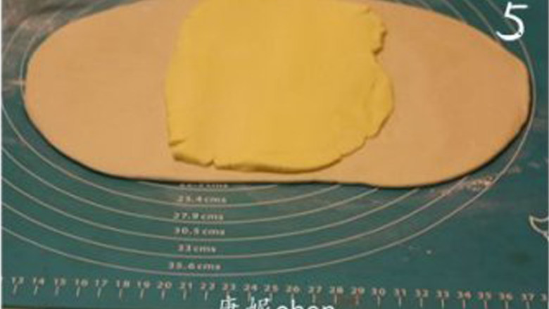 法式酥皮,把黄油放在面团中间，如果黄油的形状不合适要稍作整理。